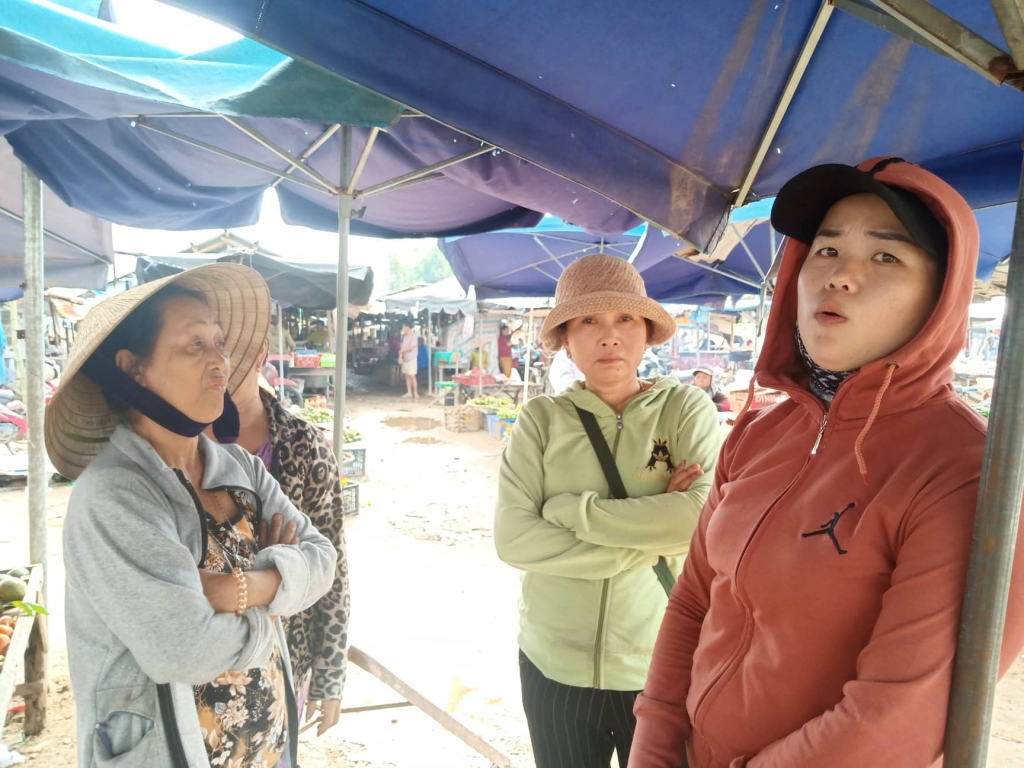 tieu thuong cho phu thuan quang nam buc xuc khi chinh quyen xa de nghi di doi truoc tet