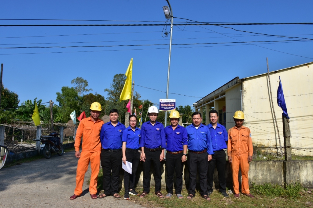 Tuổi trẻ PC Quảng Nam tặng công trình “Thắp sáng đường quê” và quà tết cho hộ nghèo tuoi tre pc quang nam tang cong trinh thap sang duong que va qua tet cho ho ngheo