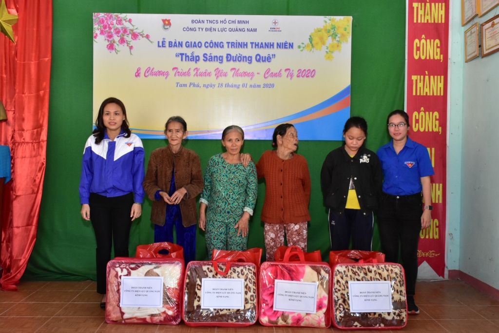 Tuổi trẻ PC Quảng Nam tặng công trình “Thắp sáng đường quê” và quà tết cho hộ nghèo tuoi tre pc quang nam tang cong trinh thap sang duong que va qua tet cho ho ngheo