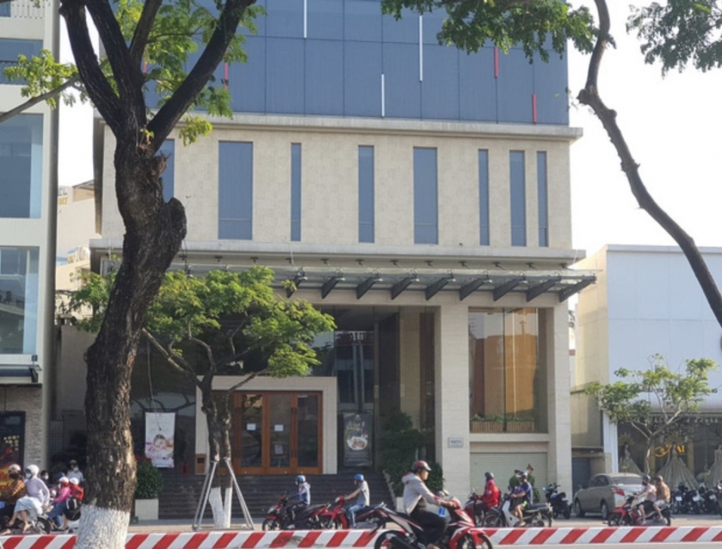 hai du khach nguoi anh nhiem covid 19 ghe toi nhieu dia diem tai da nang