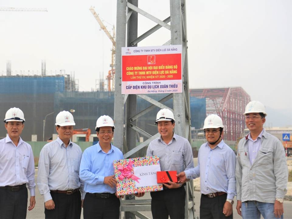 PC Đà Nẵng: Gắn biển công trình chào mừng Đại hội Đại biểu Đảng bộ Công ty Điện lực Đà Nẵng pc da nang gan bien cong trinh chao mung dai hoi dai bieu dang bo cong ty dien luc da nang