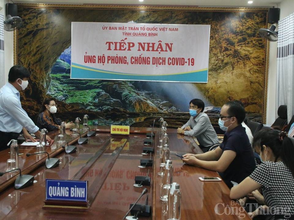 Báo Công Thương trao tặng 9.500 khẩu trang y tế và 500 chai dung dịch diệt khuẩn tại Quảng Bình bao cong thuong trao tang 9500 khau trang y te va 500 chai dung dich diet khuan tai quang binh