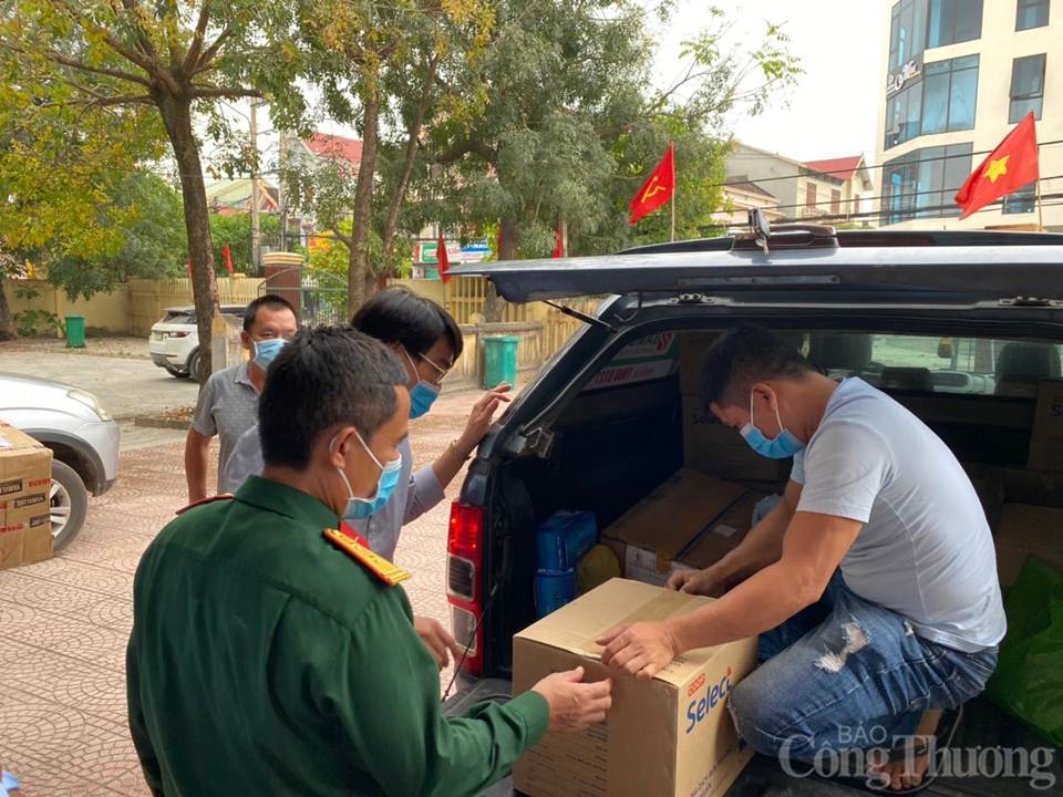 Báo Công Thương trao tặng 9.500 khẩu trang y tế và 500 chai dung dịch diệt khuẩn tại Quảng Bình bao cong thuong trao tang 9500 khau trang y te va 500 chai dung dich diet khuan tai quang binh