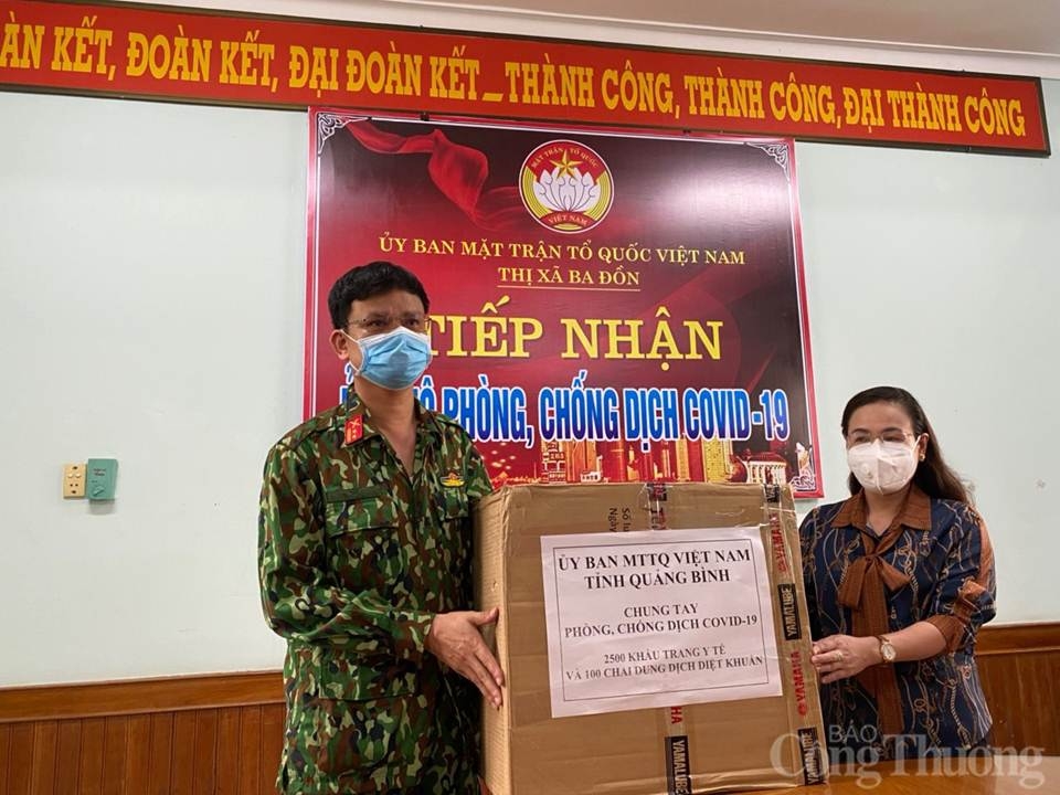 Báo Công Thương trao tặng 9.500 khẩu trang y tế và 500 chai dung dịch diệt khuẩn tại Quảng Bình bao cong thuong trao tang 9500 khau trang y te va 500 chai dung dich diet khuan tai quang binh