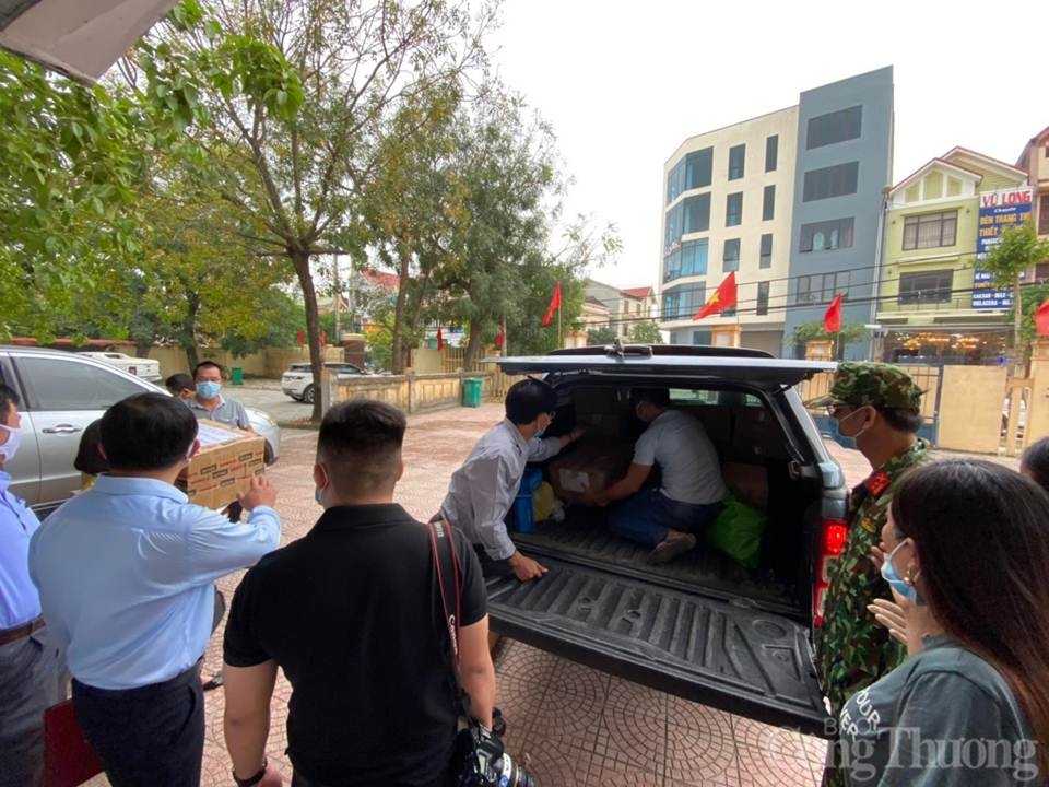 Báo Công Thương trao tặng 9.500 khẩu trang y tế và 500 chai dung dịch diệt khuẩn tại Quảng Bình bao cong thuong trao tang 9500 khau trang y te va 500 chai dung dich diet khuan tai quang binh