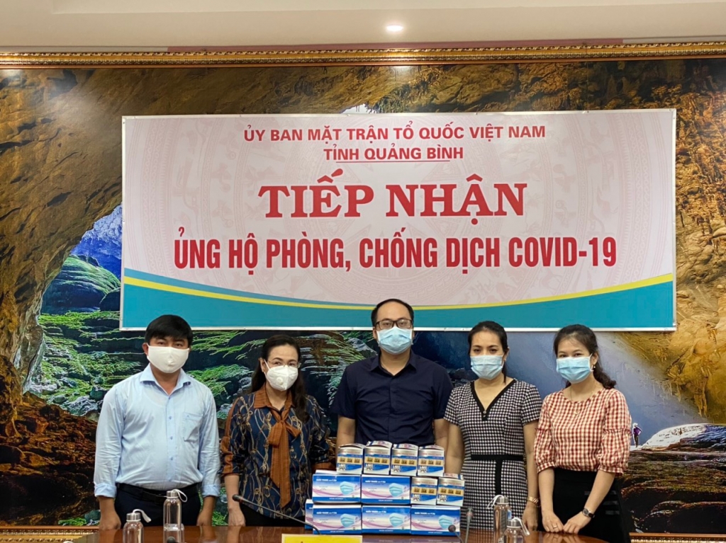 Báo Công Thương trao tặng 9.500 khẩu trang y tế và 500 chai dung dịch diệt khuẩn tại Quảng Bình bao cong thuong trao tang 9500 khau trang y te va 500 chai dung dich diet khuan tai quang binh