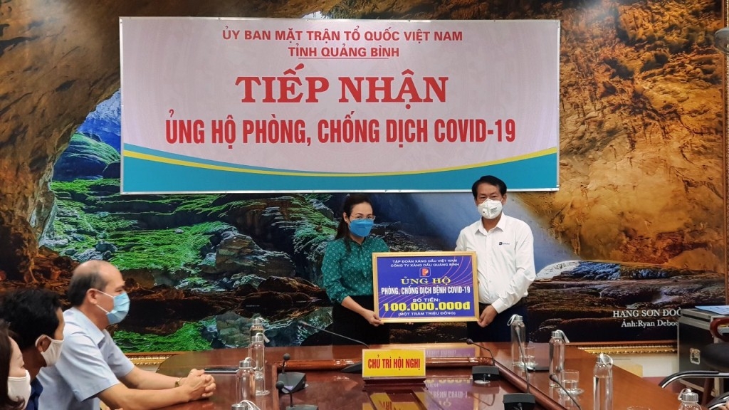 quang binh tiep nhan hang ty dong tien mat va trang thiet bi y te ung ho phong chong covid 19