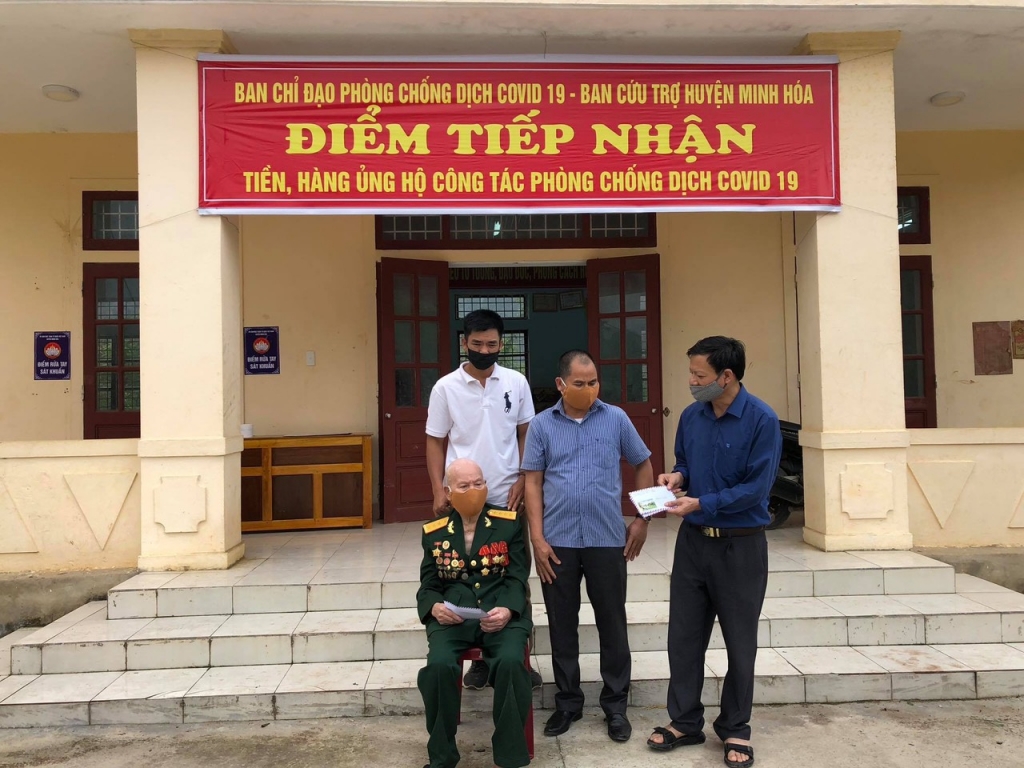 quang binh nhung hinh anh cam dong cua cac cu gia ung ho phong chong dich