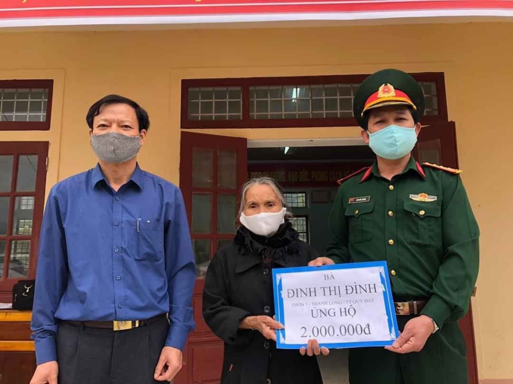 quang binh nhung hinh anh cam dong cua cac cu gia ung ho phong chong dich