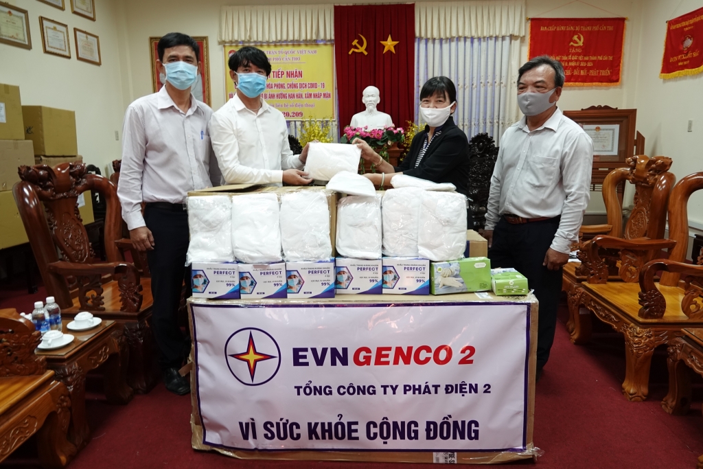 EVNGENCO 2: Trao tặng 400 bộ trang phục phòng hộ chống dịch Covid-19 evngenco 2 trao tang 400 bo trang phuc phong ho chong dich covid 19