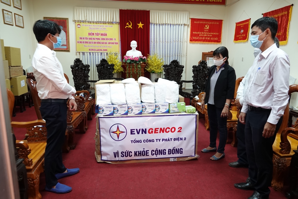 EVNGENCO 2: Trao tặng 400 bộ trang phục phòng hộ chống dịch Covid-19 evngenco 2 trao tang 400 bo trang phuc phong ho chong dich covid 19