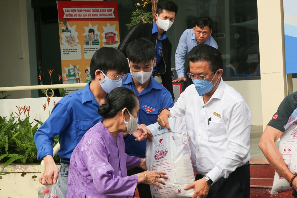 EVNCPC trao 14 tấn gạo cho các hộ nghèo, khó khăn TP. Đà Nẵng evncpc trao 14 tan gao cho cac ho ngheo kho khan tp da nang