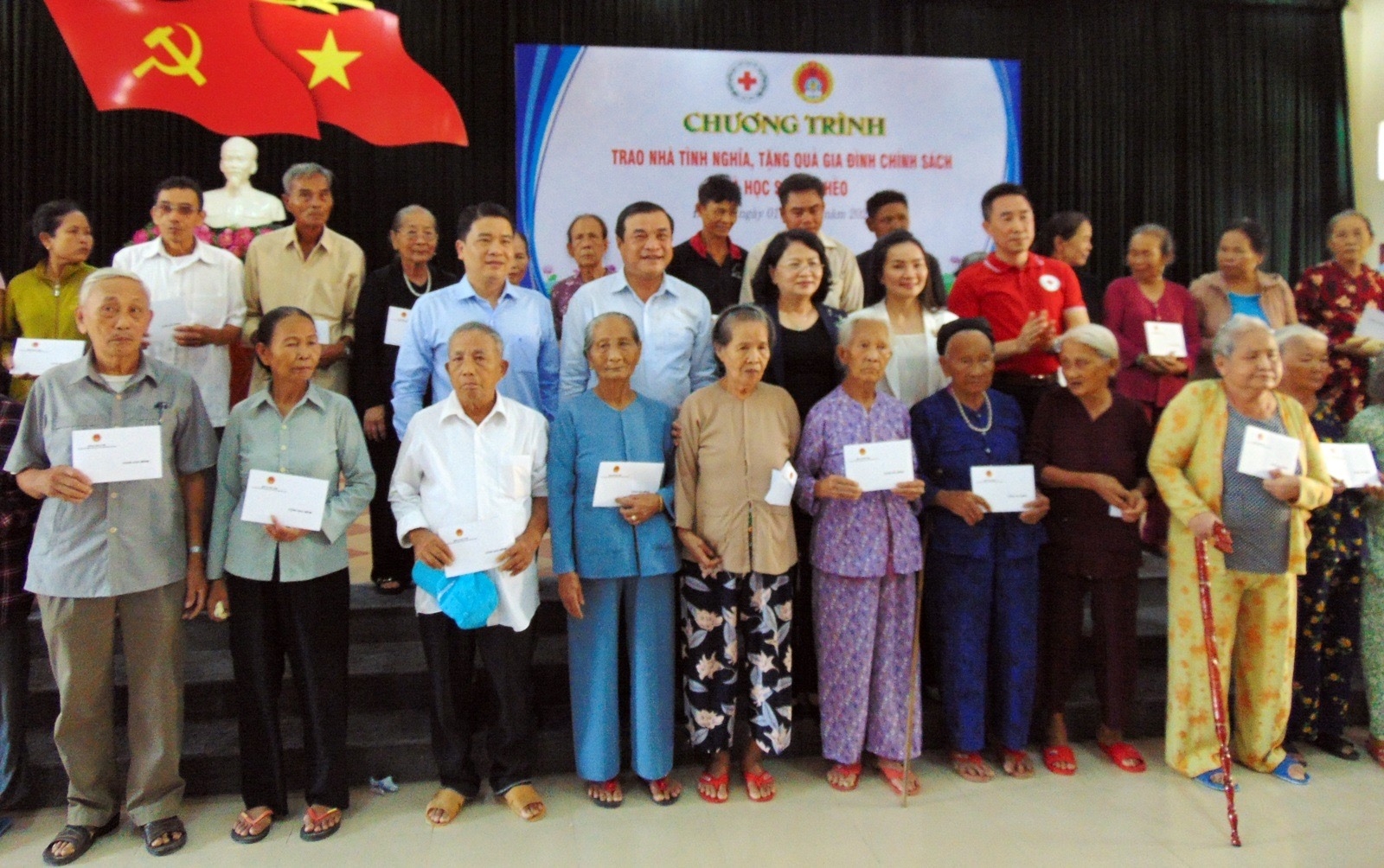 pho chu tich nuoc dang thi ngoc thinh tham va tang qua cho hoc sinh gia dinh chinh sach tai quang nam