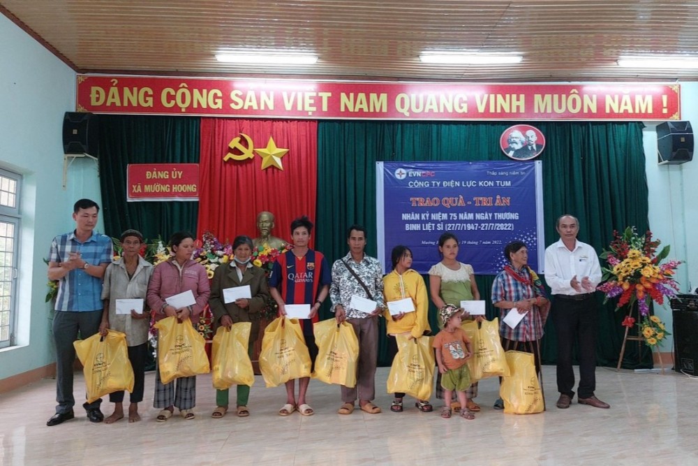 Công ty Điện lực Kon Tum thăm tặng quà gia đình chính sách trên địa bàn
