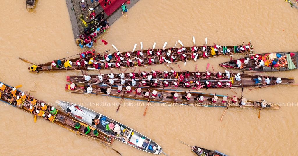 Sôi nổi Lễ hội bơi, đua thuyền trên quê hương Đại tướng soi noi le hoi boi dua thuyen tren que huong dai tuong