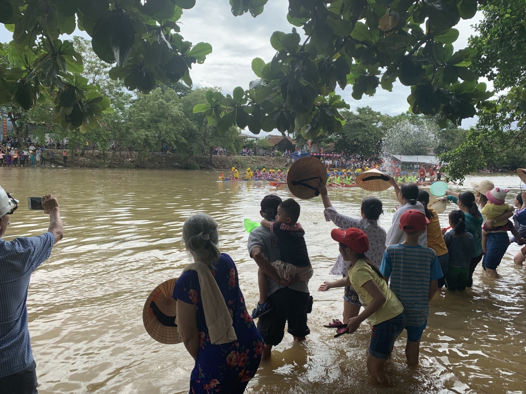 Sôi nổi Lễ hội bơi, đua thuyền trên quê hương Đại tướng soi noi le hoi boi dua thuyen tren que huong dai tuong