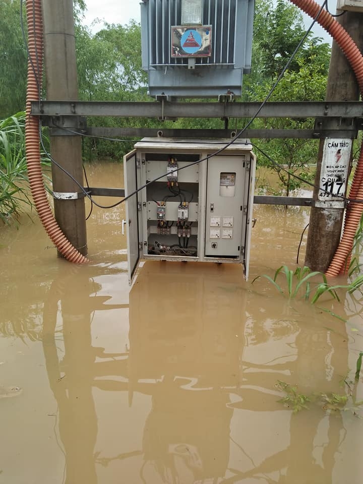 EVNCPC: Căng mình xử lý sự cố lưới điện do mưa lũ evncpc cang minh xu ly su co luoi dien do mua lu