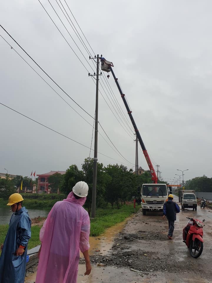 EVNCPC: Căng mình xử lý sự cố lưới điện do mưa lũ evncpc cang minh xu ly su co luoi dien do mua lu
