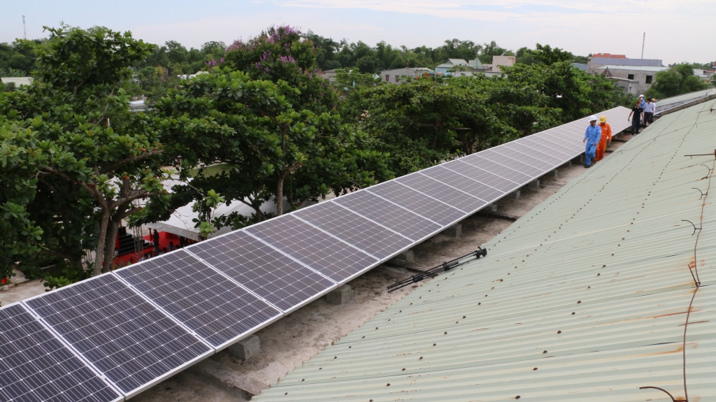 PC Quảng Nam thanh toán cho khách hàng lắp đặt điện mặt trời mái nhà 200 triệu đồng pc quang nam thanh toan cho khach hang lap dat dien mat troi mai nha 200 trieu dong