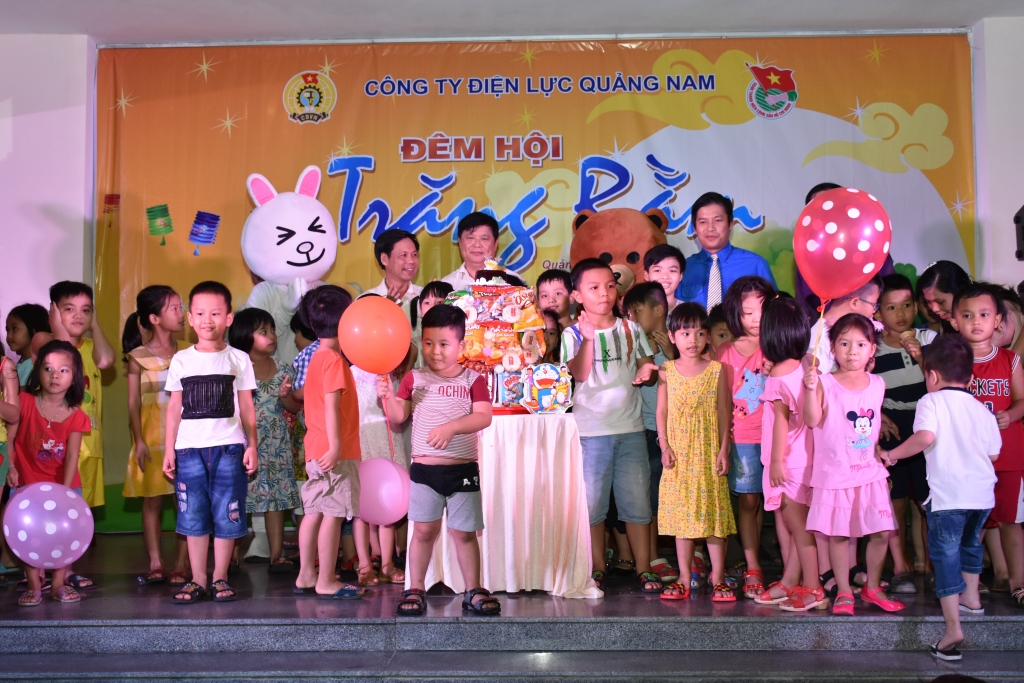 “Đêm hội trăng rằm” đến với trẻ Làng Hòa Bình dem hoi trang ram den voi tre lang hoa binh