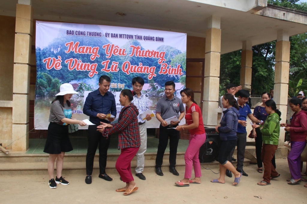 bao cong thuong mang yeu thuong ve vung lu quang binh