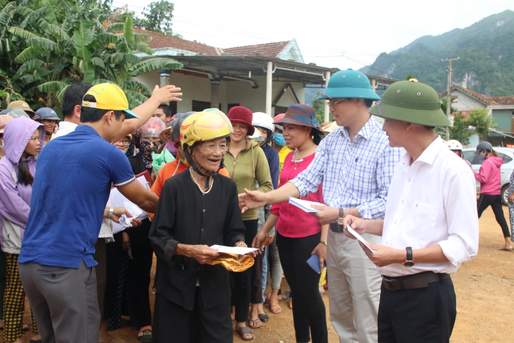 bao cong thuong mang yeu thuong ve vung lu quang binh