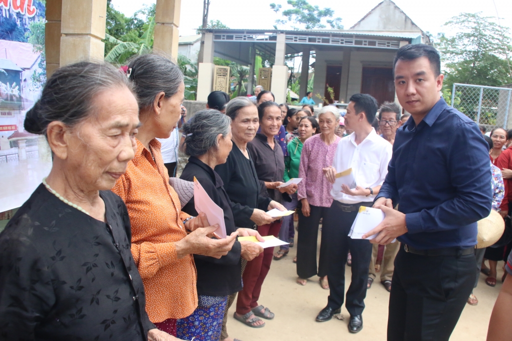 bao cong thuong mang yeu thuong ve vung lu quang binh