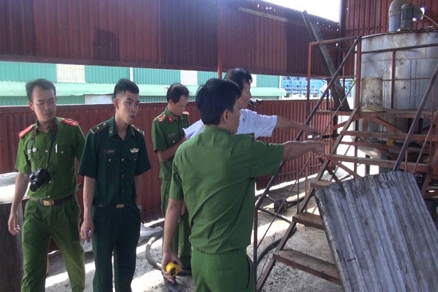 Quảng Ngãi: Phát hiện và bắt giữ đường dây pha chế và tiêu thụ xăng dầu giả quang ngai phat hien va bat giu duong day pha che va tieu thu xang dau gia