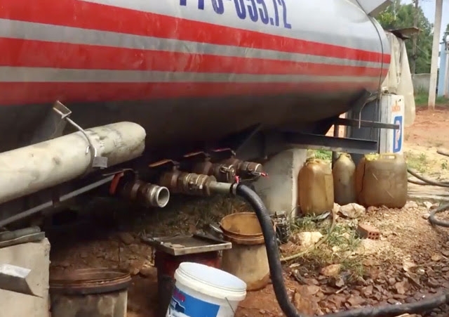 Quảng Ngãi: Phát hiện và bắt giữ đường dây pha chế và tiêu thụ xăng dầu giả quang ngai phat hien va bat giu duong day pha che va tieu thu xang dau gia