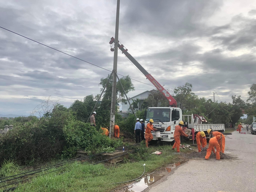 Hàng loạt cột điện ngã đỗ do cơn bão số 5:  Nguyên nhân do đâu?