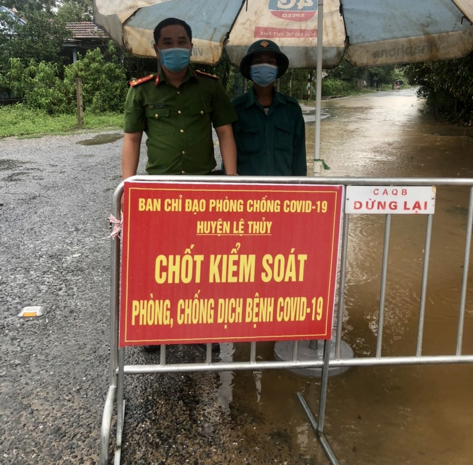 undefined Quảng Bình: Triển khai "nhiệm vụ kép" vừa chống dịch vừa chống bão