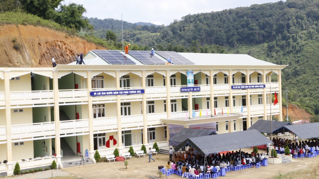 EVNCPC tặng hệ thống điện mặt trời trên mái nhà cho trường học tại Quảng Nam evncpc tang he thong dien mat troi tren mai nha cho truong hoc tai quang nam