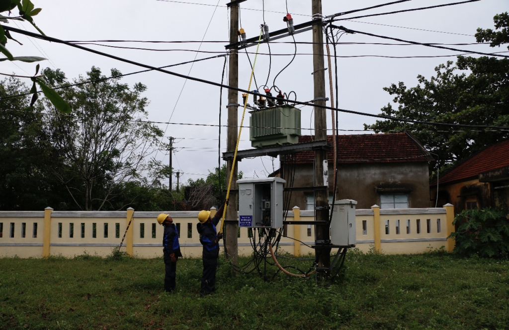 Hầu hết khách hàng ở Quảng Nam- Quảng Ngãi đã được cấp điện trở lại sau bão số 5 pc quang nam quang ngai khac phuc nhanh su co do anh huong bao so 5 khoi phuc cap dien cho khach hang