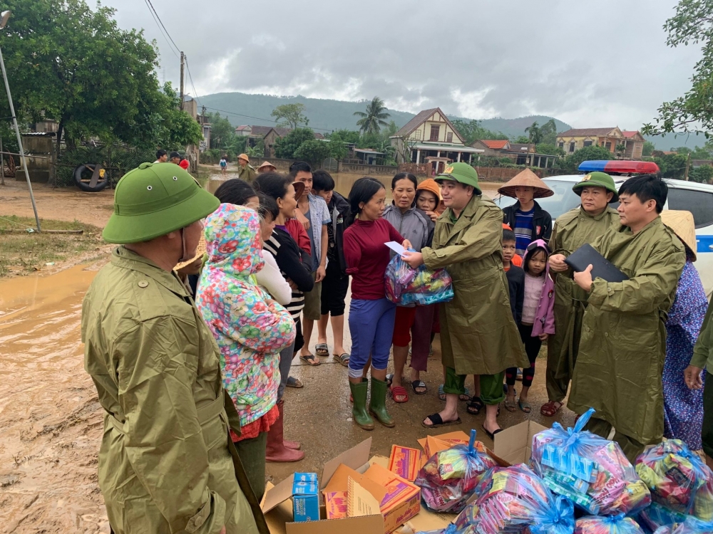 Luôn sẵn sàng ứng cứu, hỗ trợ người dân vùng lũ Luôn sẵn sàng ứng cứu, hỗ trợ người dân vùng lũ