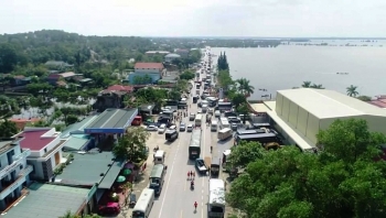 Những chuyến hàng mang nặng yêu thương về vùng lũ dữ