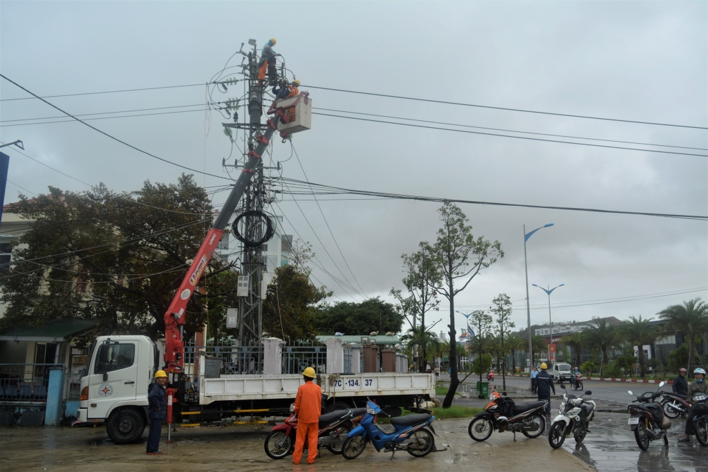 pc binh dinh cap dien lai cho 100 khach hang bi anh huong do bao so 6