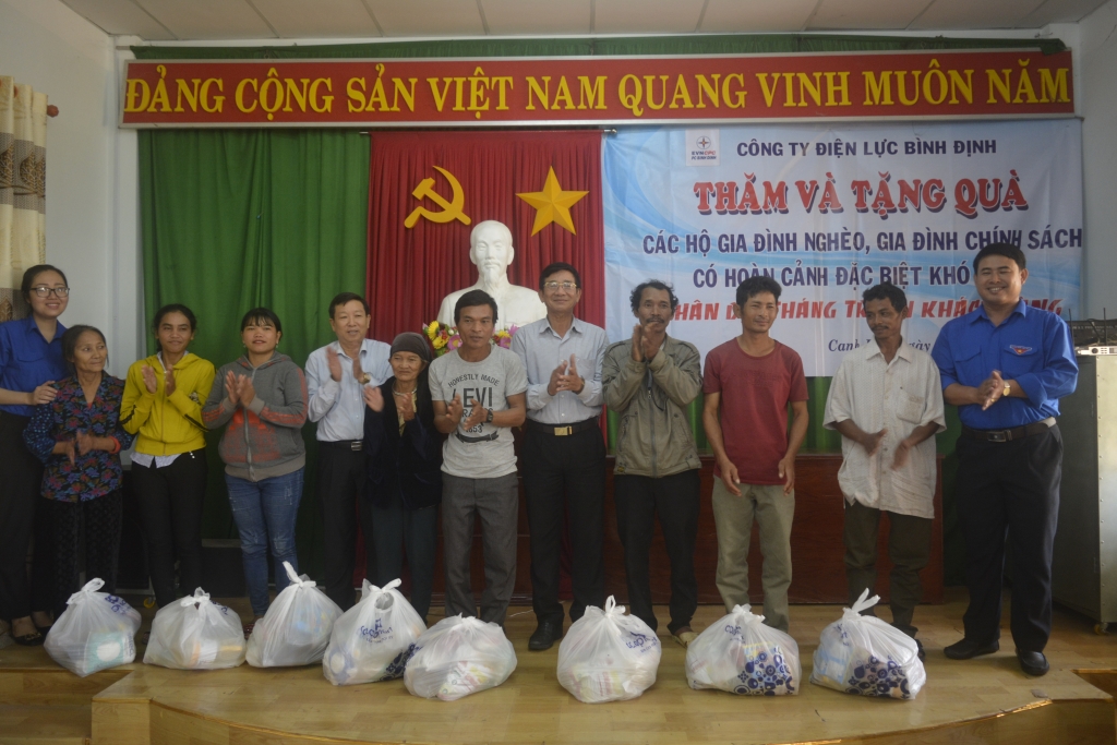 pc binh dinh tham va tang qua cac ho ngheo ho chinh sach