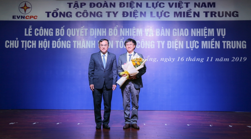 EVNCPC: Công bố quyết định bổ nhiệm và bàn giao nhiệm vụ Chủ tịch Hội đồng thành viên evncpc cong bo quyet dinh bo nhiem va ban giao nhiem vu chu tich hoi dong thanh vien