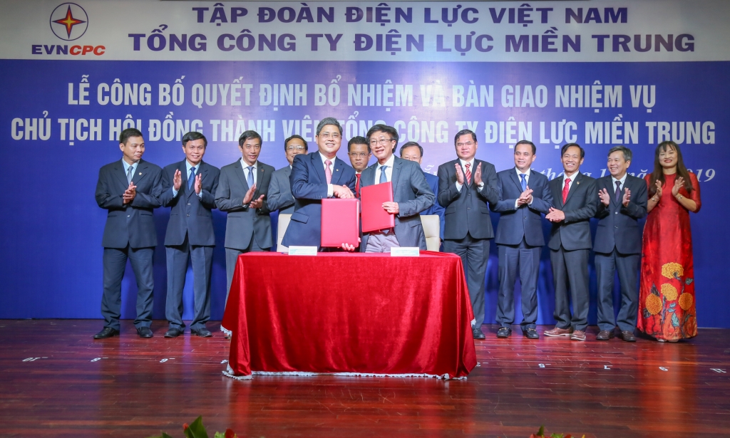 EVNCPC: Công bố quyết định bổ nhiệm và bàn giao nhiệm vụ Chủ tịch Hội đồng thành viên evncpc cong bo quyet dinh bo nhiem va ban giao nhiem vu chu tich hoi dong thanh vien