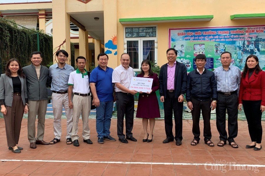 Hội Môi giới Bất động sản Việt Nam phối hợp với Báo Công Thương hỗ trợ cho các trường học vùng lũ Hội Môi giới Bất động sản Việt Nam phối hợp với Báo Công Thương hỗ trợ cho các trường học vùng lũ