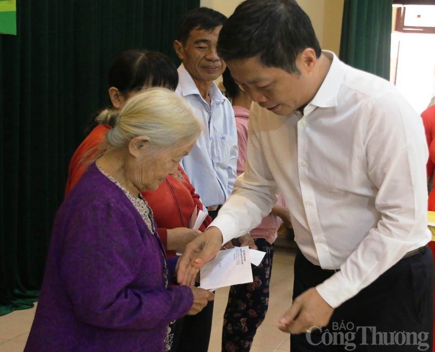 7,2 tỷ hỗ trợ an sinh xã hội và khắc phục hậu quả bão, lũ cho tỉnh Quảng Ngãi 7,2 tỷ hỗ trợ an sinh xã hội và khắc phục hậu quả bão, lũ cho tỉnh Quảng Ngãi