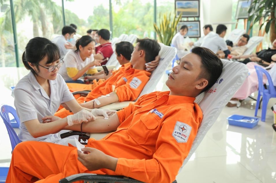 EVNCPC: 1.650 đơn vị máu cho Tuần lễ hồng EVN lần thứ V evncpc 1650 don vi mau cho tuan le hong evn lan thu v