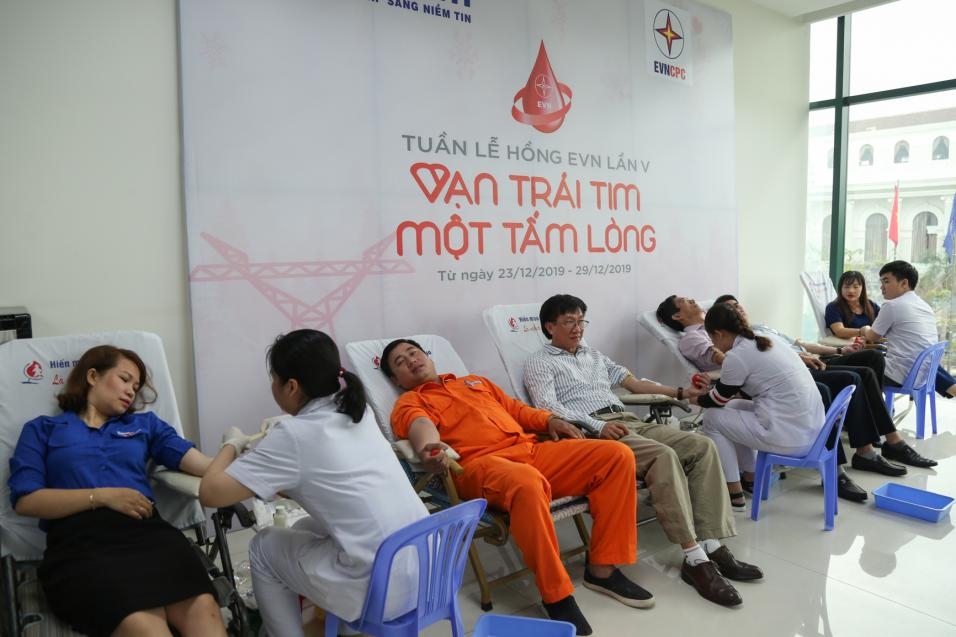 EVNCPC: 1.650 đơn vị máu cho Tuần lễ hồng EVN lần thứ V evncpc 1650 don vi mau cho tuan le hong evn lan thu v