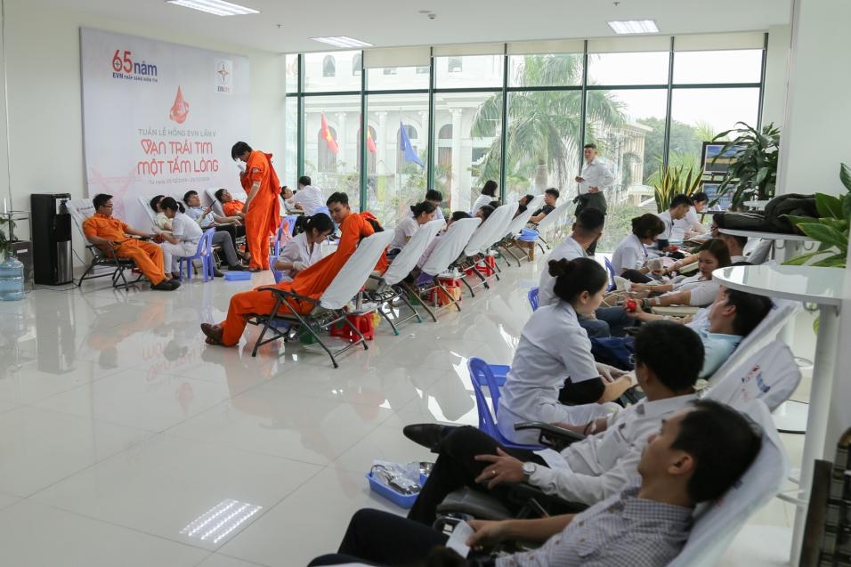 EVNCPC: 1.650 đơn vị máu cho Tuần lễ hồng EVN lần thứ V evncpc 1650 don vi mau cho tuan le hong evn lan thu v