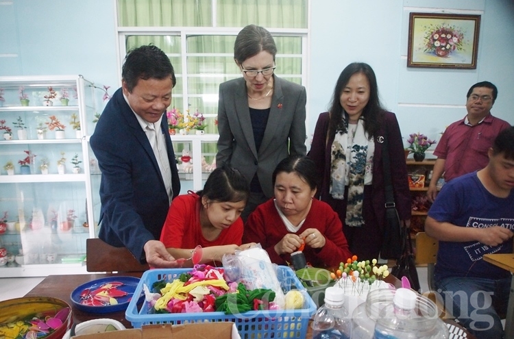 da nang khanh thanh lop hoc cho tre em co hoan canh dac biet do hai quan canada tai tro