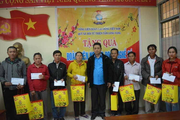 da nang trao qua cho ngu dan co hoan canh kho khan