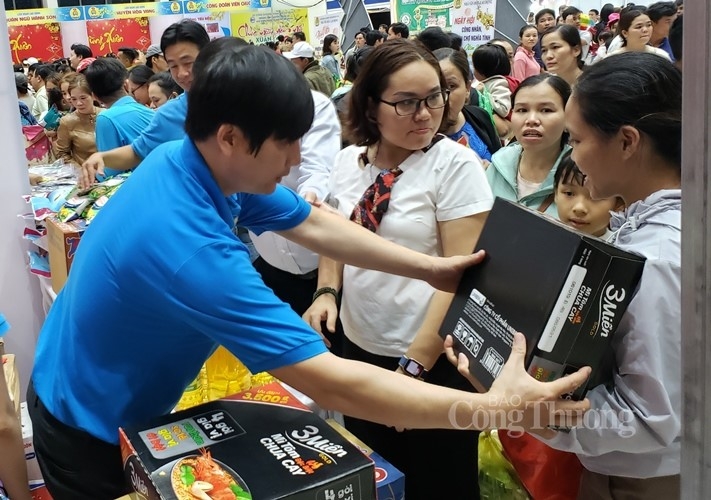 da nang hang chuc nghin phan qua cho cong nhan nguoi lao dong don tet sum vay