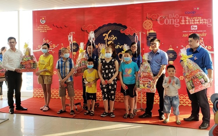 con muon ve nha don tet