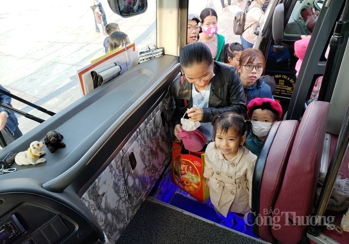 da nang chuyen xe cong doan dua 2500 cong nhan ve que don tet sum vay