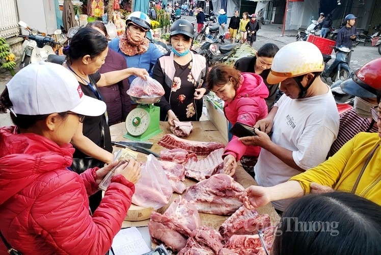 Người dân Đà Nẵng xếp hàng mua thịt heo bình ổn giá nguoi dan da nang xep hang mua thit heo binh on gia